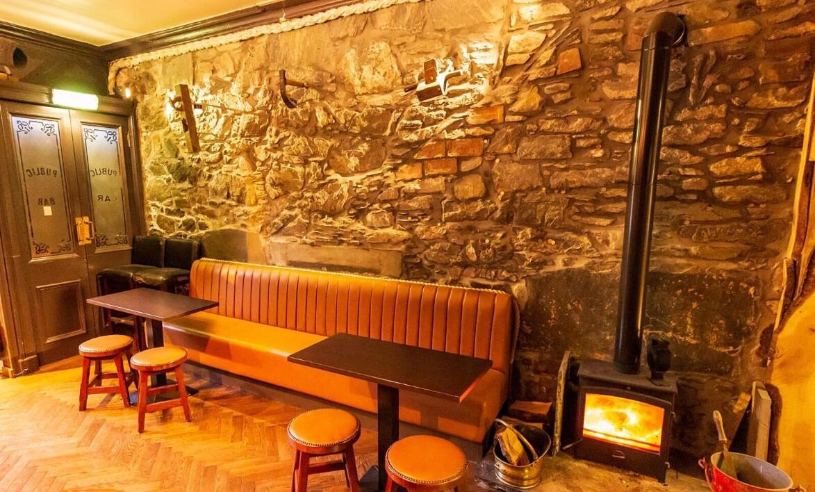 The Whisky Vaults Hotel Оубън Екстериор снимка