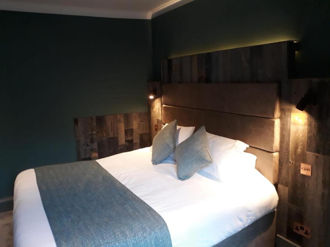 The Whisky Vaults Hotel Оубън Екстериор снимка