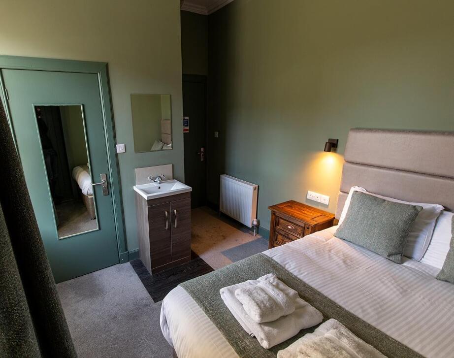 The Whisky Vaults Hotel Оубън Екстериор снимка