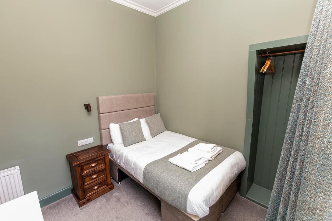 The Whisky Vaults Hotel Оубън Екстериор снимка