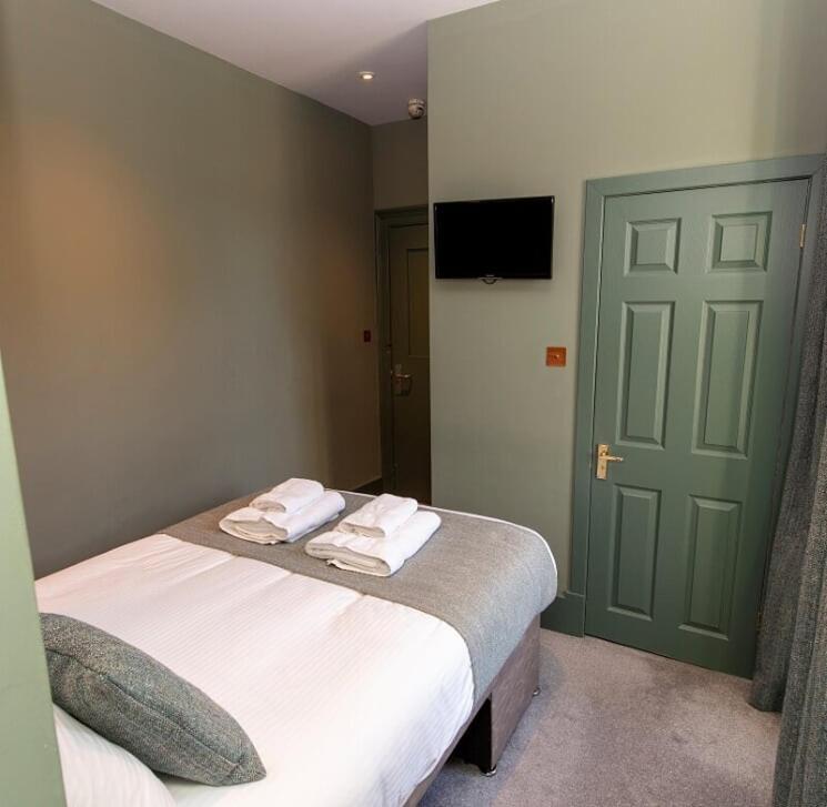 The Whisky Vaults Hotel Оубън Екстериор снимка